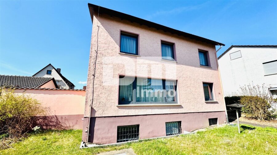 Zeitlose Eleganz trifft Moderne: Modernisiertes Einfamilienhaus mit großem Garten und Garage - Frontansicht